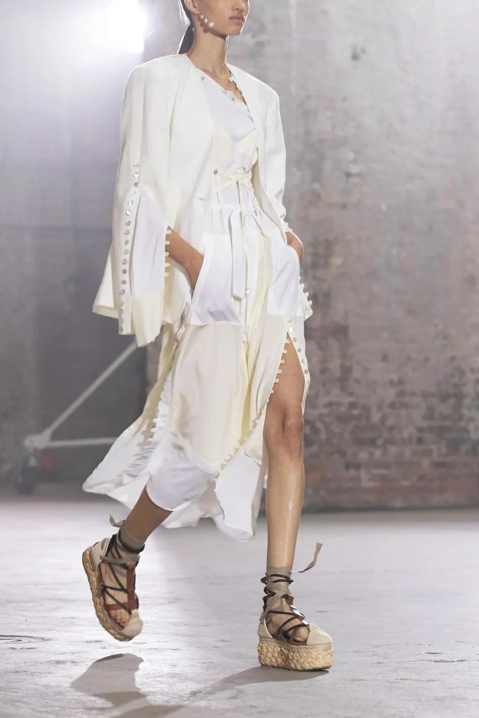 超级显白的色系穿搭快get起来吧,今年流行的亮色系穿搭叫什么