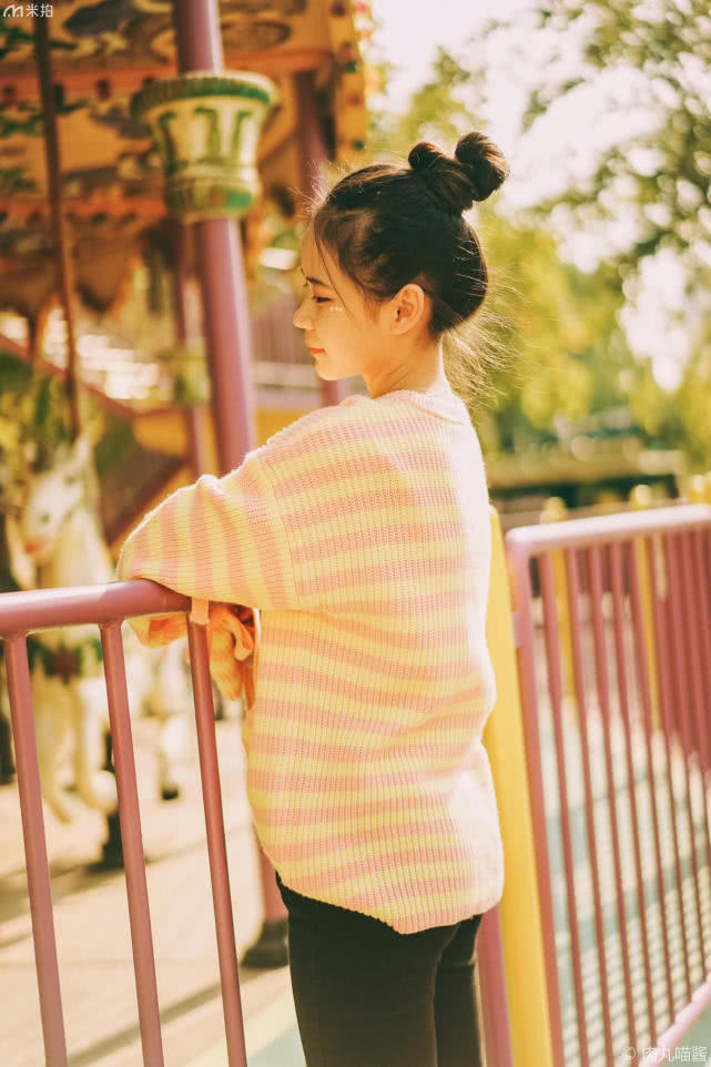 游乐园旋转木马氛围照片,游乐园拍出元气满满的写真照片