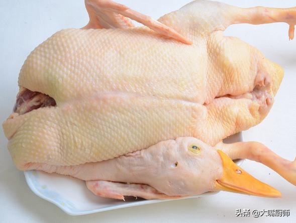 *鸭做**肉时，去腥别再焯水了，大厨教你3步，出锅软嫩鲜香，不腥臊