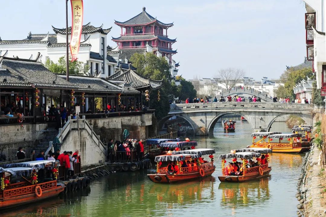 我喜欢去古镇，喜欢它那安详而宁静的气息