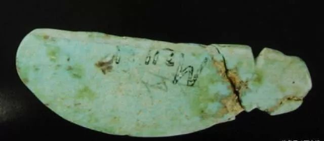 鉴别原矿绿松石真假,绿松石真假鉴别荧光灯