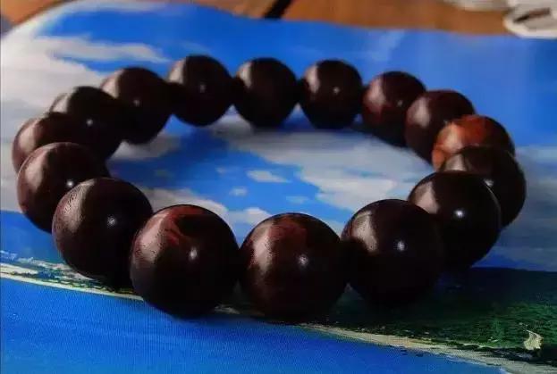 海黄手串盘着出现了黑点,海黄手串盘成黑球