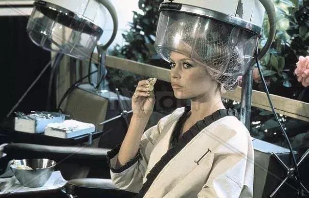 你花几千块烫别人天生的一头金发大波浪，头发究竟怎么长的