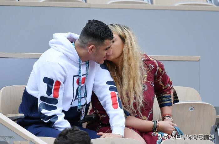 35岁的“小白兔”巴托丽结交小10岁强力男友,如今的她越来越滋润