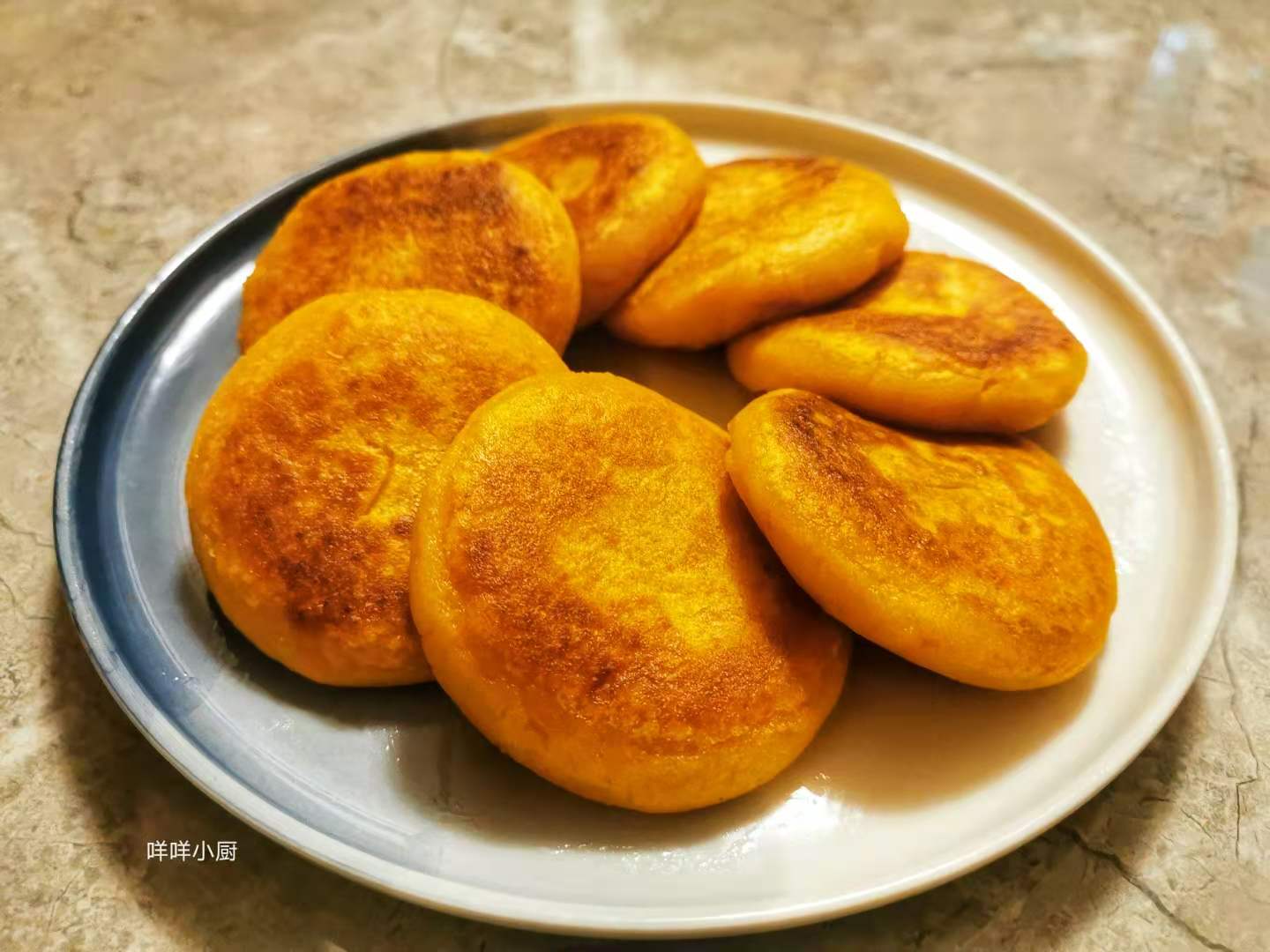 天然甜的红薯低脂低热，和糯米粉真是绝配，软糯香甜的红薯糯米饼