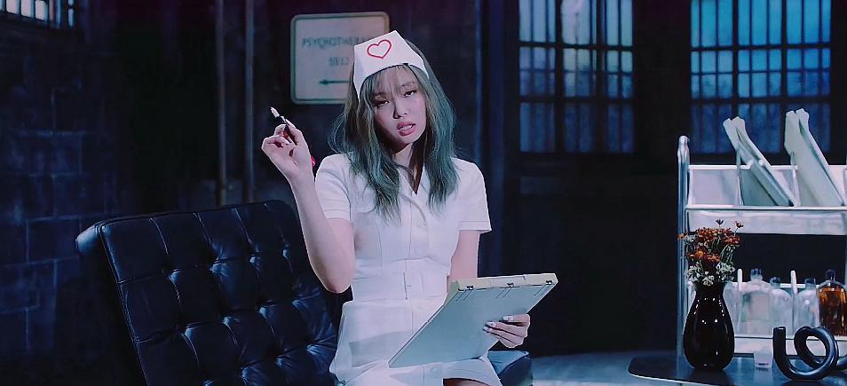 jennie粉墨舞台,jennie舞台打歌服是yg剪的吗