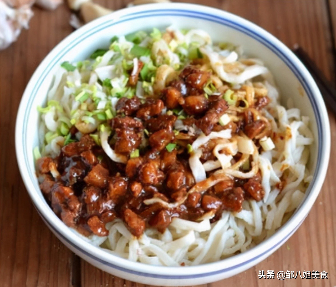 手擀面怎么筋道不粘连,做手擀面里面需要加鸡蛋吗