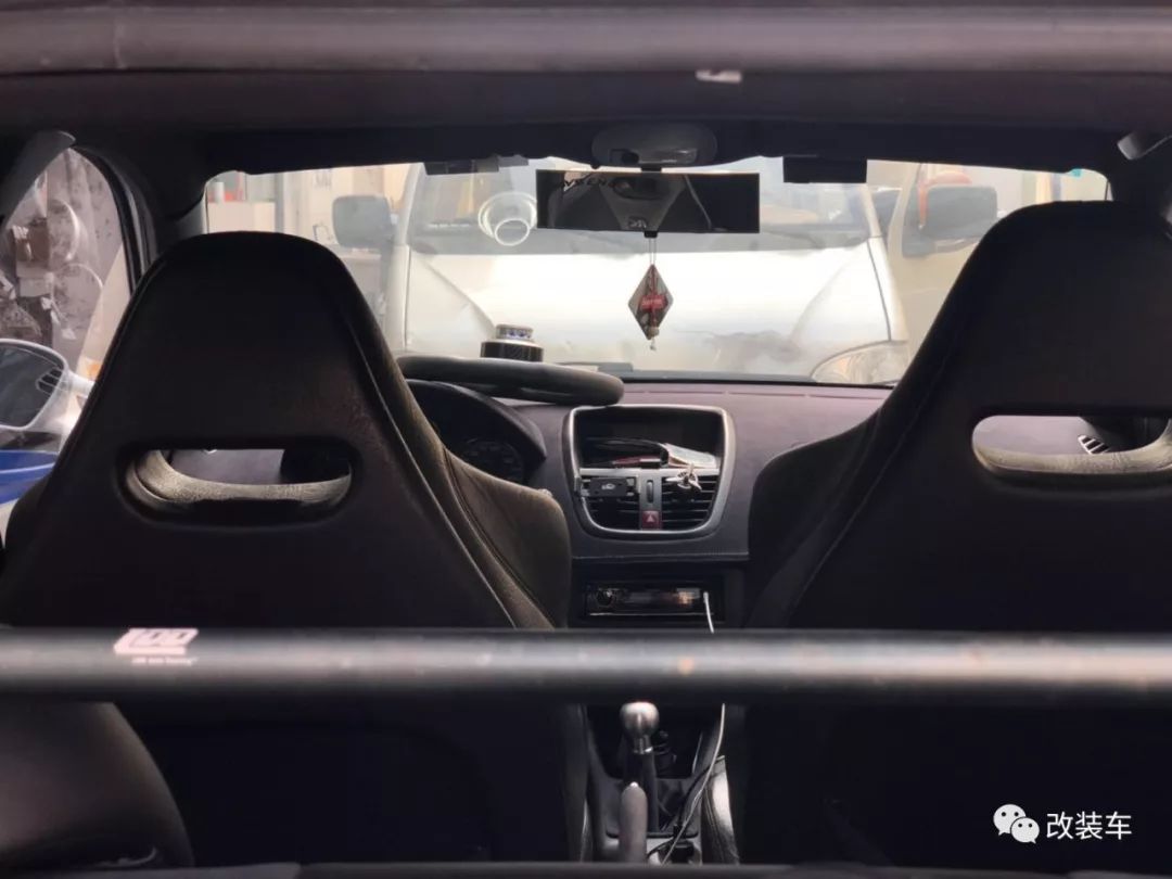 改装也疯狂黑武士标致207的蜕变,08年标致207还能值多少钱