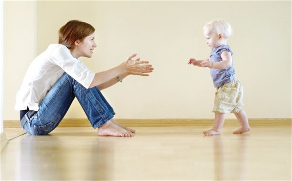 新手妈妈不会照顾宝宝宝宝老哭,新手妈妈不会抱孩子该怎么办