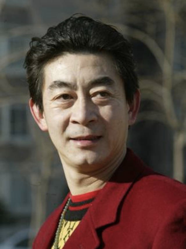 为钱反咬恩师，好友葬礼宣传新剧，六小龄童：完美诠释人如何变猴