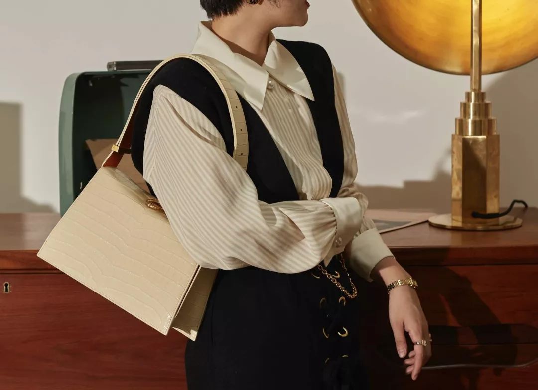 鼠年的女人买什么色的包包好,大牌鼠年限量款包包