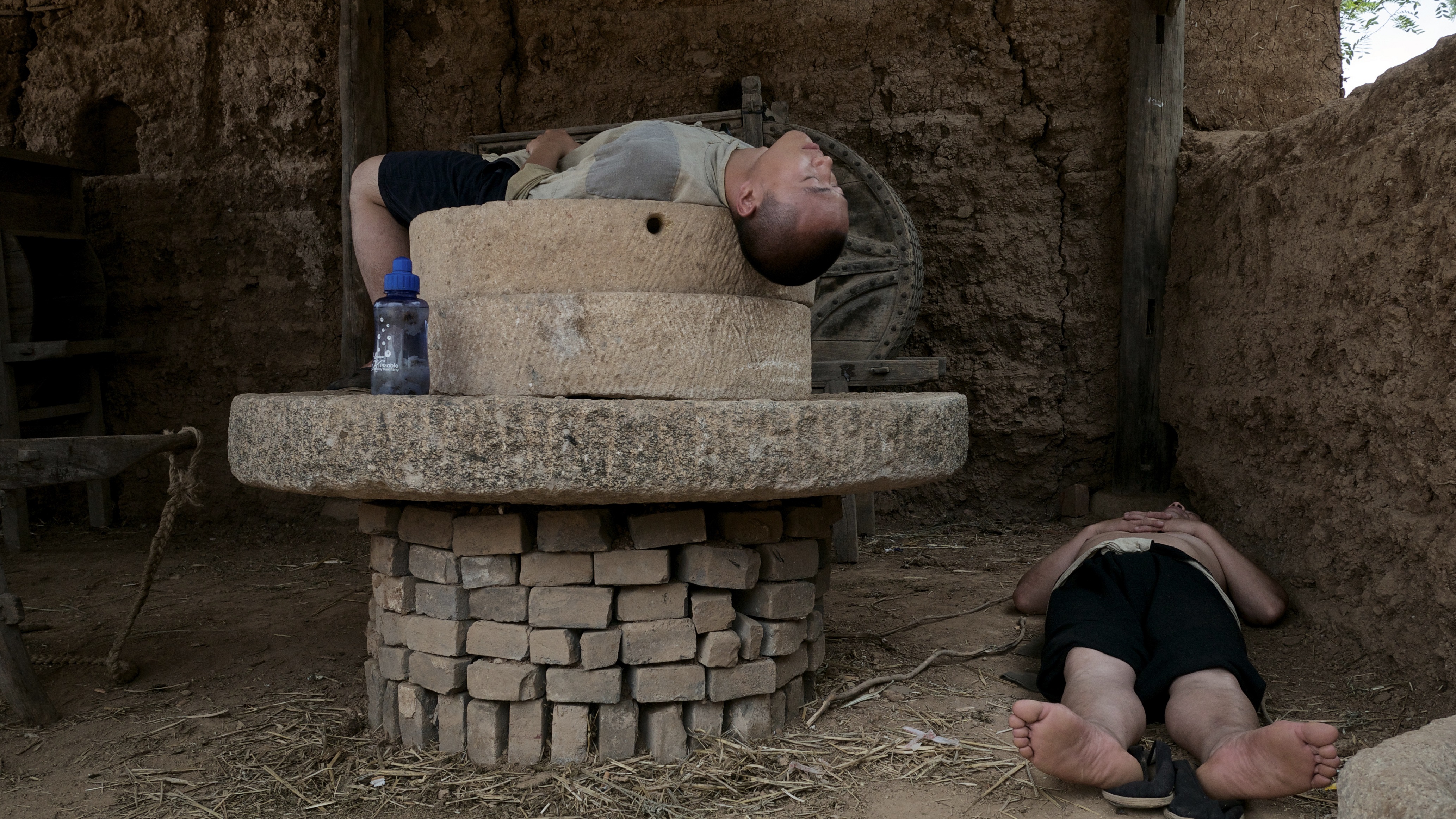 我拍了数千名路人甲，“成年人不要给自己编织梦想”|图集