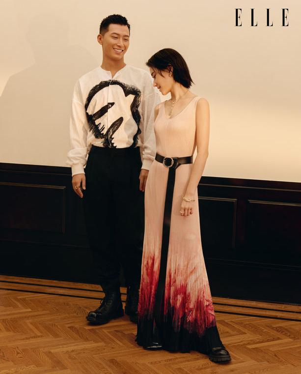 何超莲窦骁牵手完整版,何超莲晒与窦骁甜蜜合照