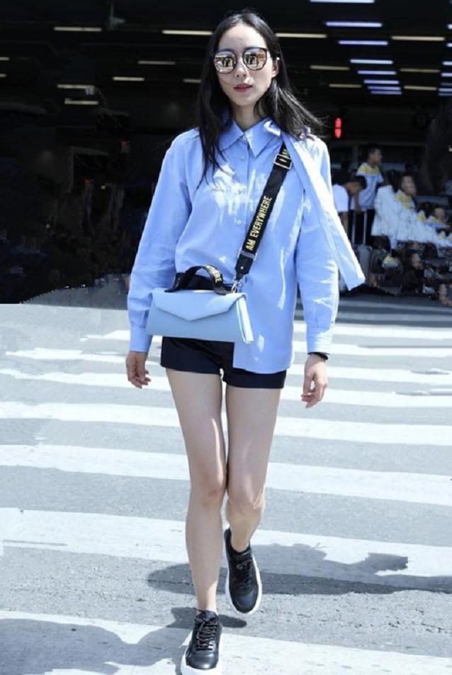 36岁韩雪机场条纹短裤坐姿,36岁韩雪气质百变台上造型御姐