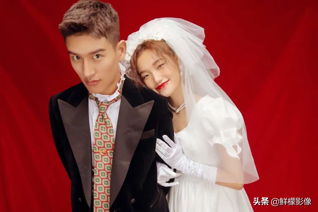 结婚纪念照怎么拍最美,穿黑色衣服拍结婚证件照好看吗