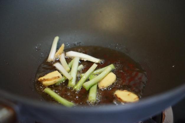 酱猪蹄的家常做法软烂视频,年夜饭酱猪蹄这样做软烂入味