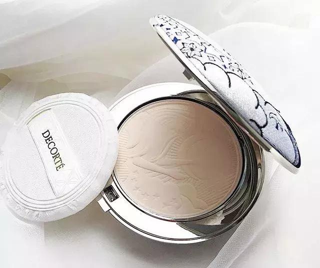 嘴巴痒可以涂红霉素么,嘴痒变肿擦皮炎平有用吗