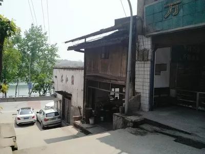 北碚有个老街，曾经是重要的交通码头要道，而今更有江东明珠之喻