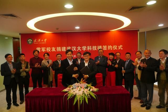 戴口罩直播1天卖3亿的雷军，像极了曾经的李嘉诚