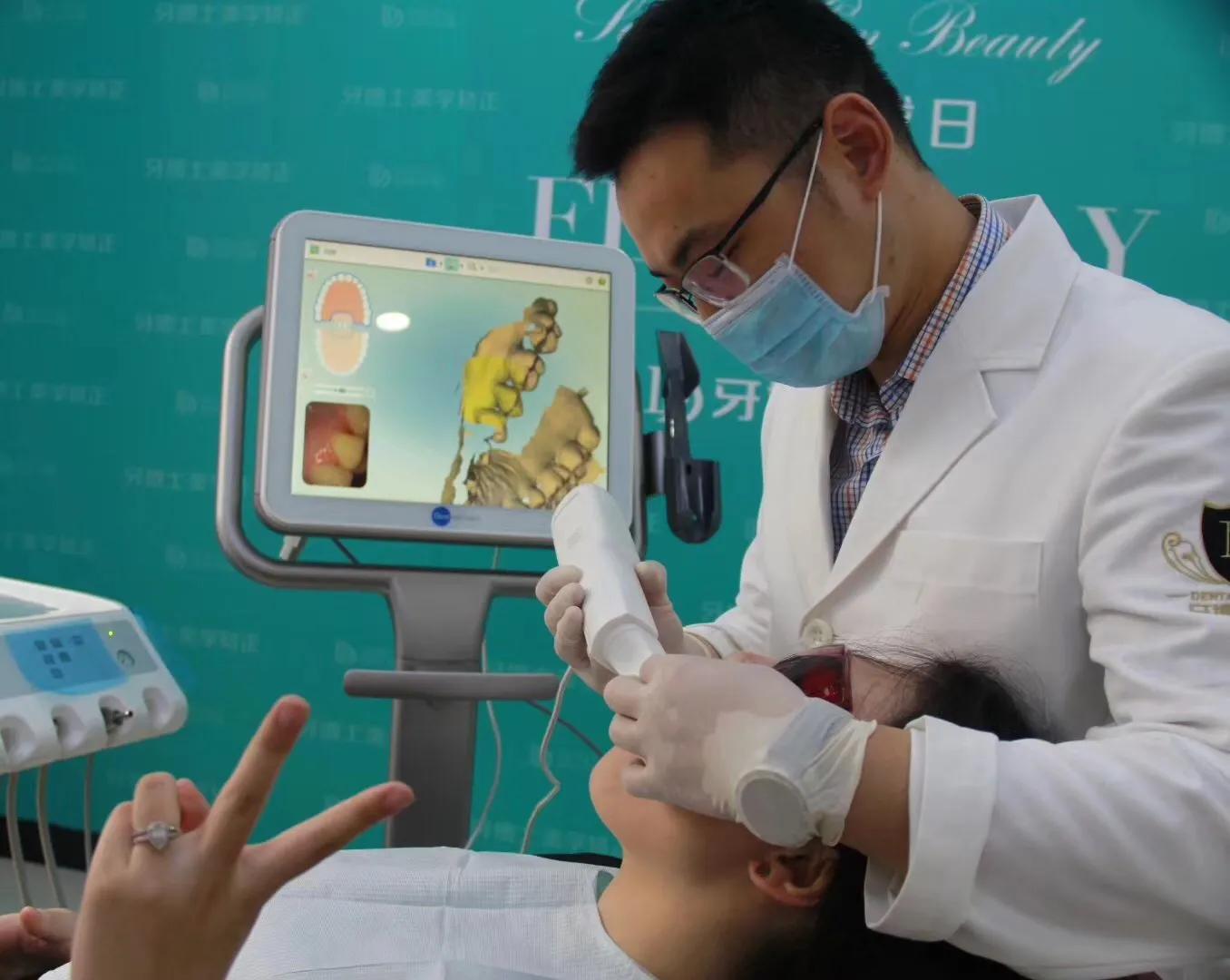 牙齿凹槽有黑色污垢是怎么回事,牙齿里面剔出来的残渣怎么是臭的