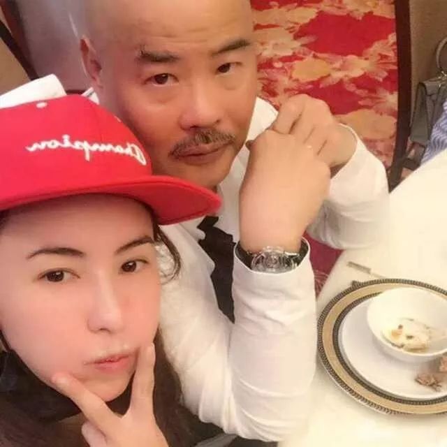 张柏芝给孩子煮菜,张柏芝喂儿子吃饭