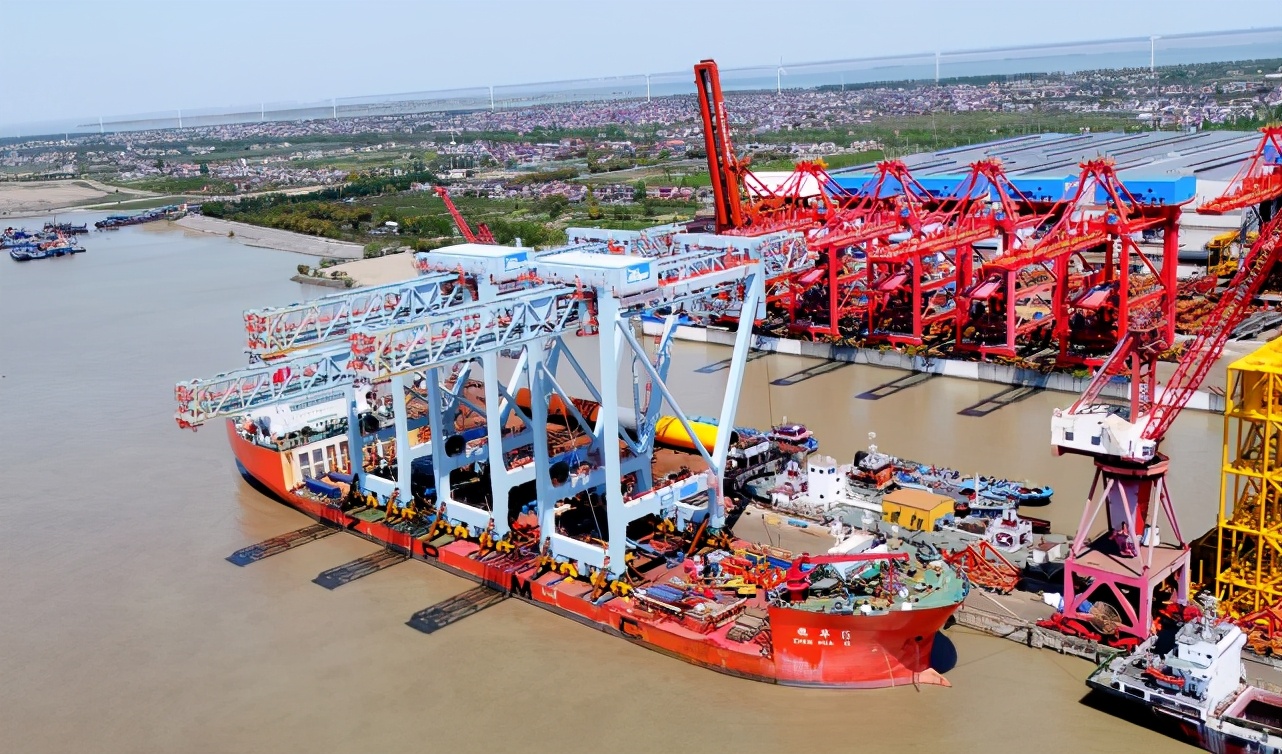 中国建造的最大起重机,世界第一起重机吊起英国货轮