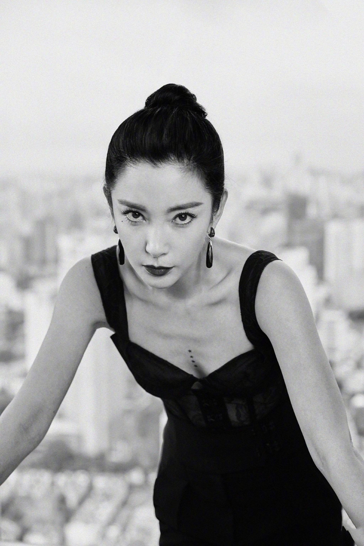 脸上有许多有痣的女生代表什么,脸上有痣的女孩子是不是不好看