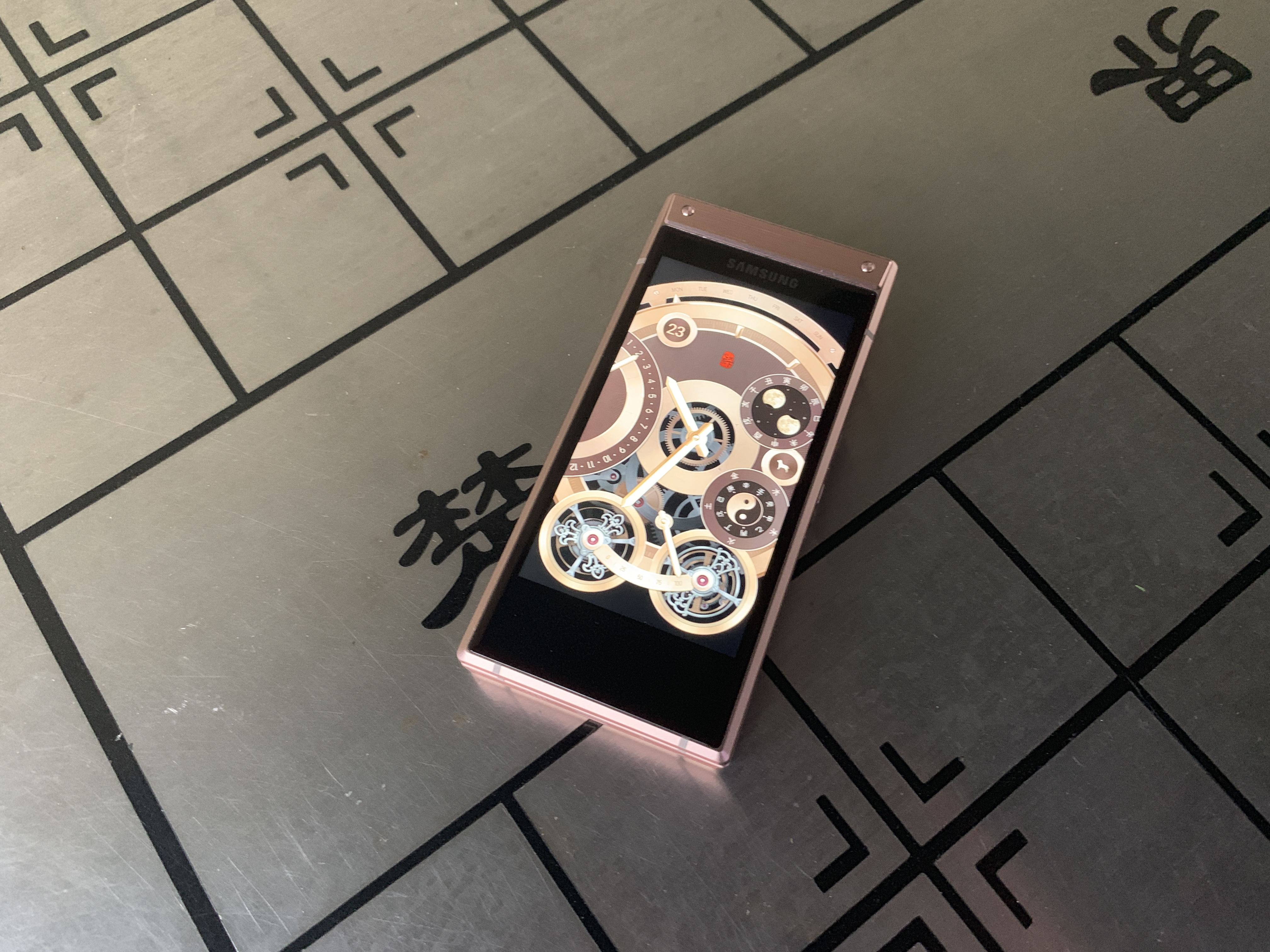 w2019优思版和三星w2019不同之处,三星w2019上面的八颗钻石是真的吗