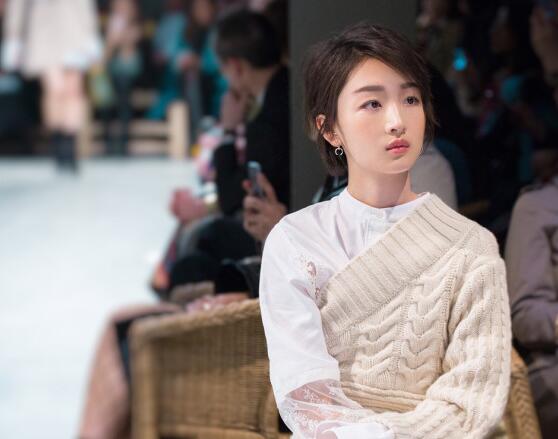 周冬雨穿黑色裤子走路带风,周冬雨在伦敦出席活动