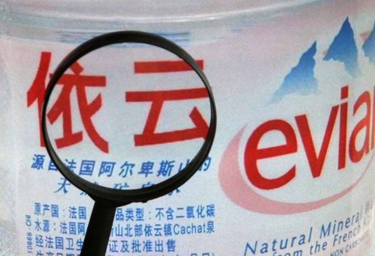 依云矿泉水纪念版,1500块钱一瓶左右的依云矿泉水