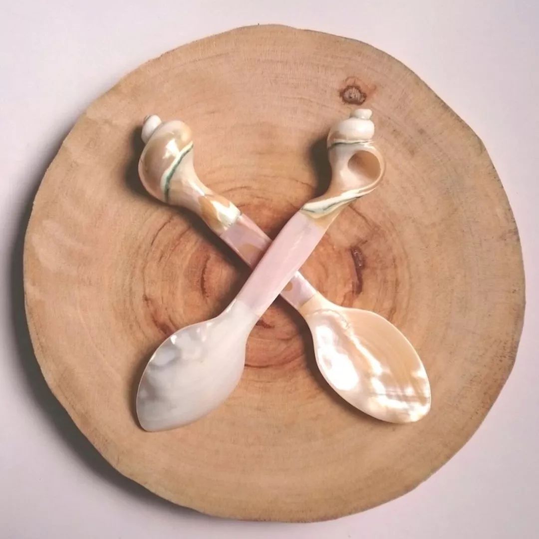 餐桌上饭菜的味道,餐桌上的金属