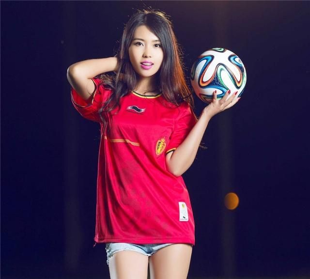 韩雪穿了一身礼服,韩雪穿红色高跟鞋黑色上衣