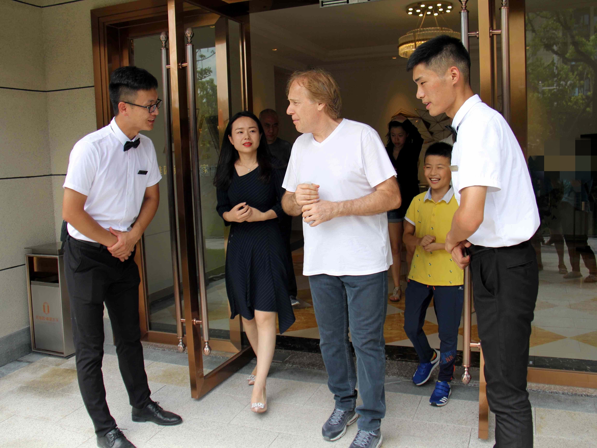 苏州小区引进日本物业，鞭炮礼花齐上阵，网友吵翻：请记住历史