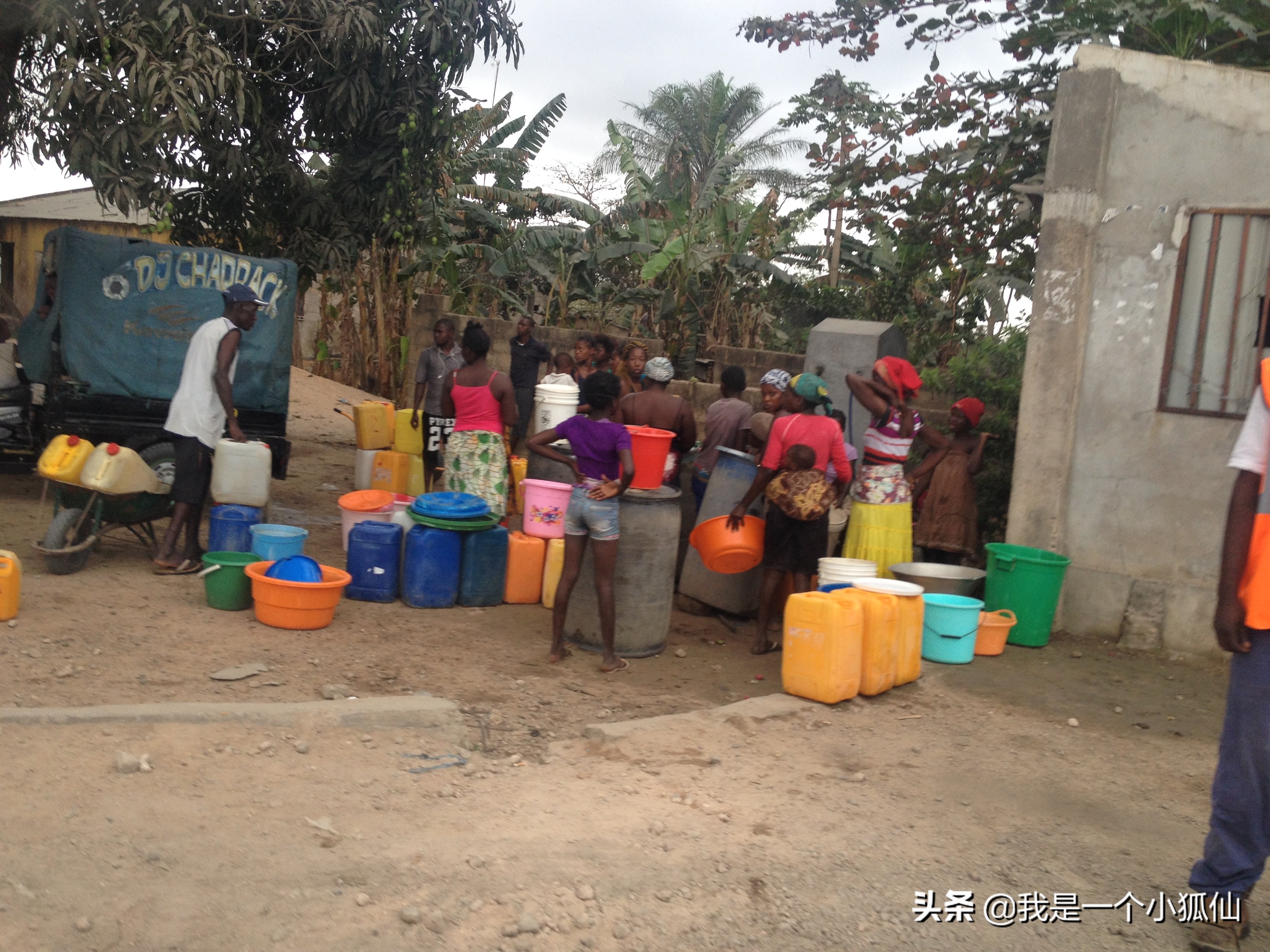 你知道安哥拉黑人用来装水的黄色桶,最初的用途是什么吗?