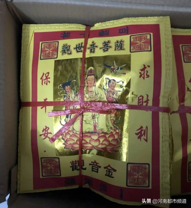 老赖变“大师”，逼哺乳期妈妈下跪！被众人扇耳光、踩踏致死！