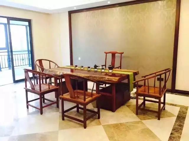 暗访广东天价大板生产基地,原料全是称斤拉木头,富豪还排队来买