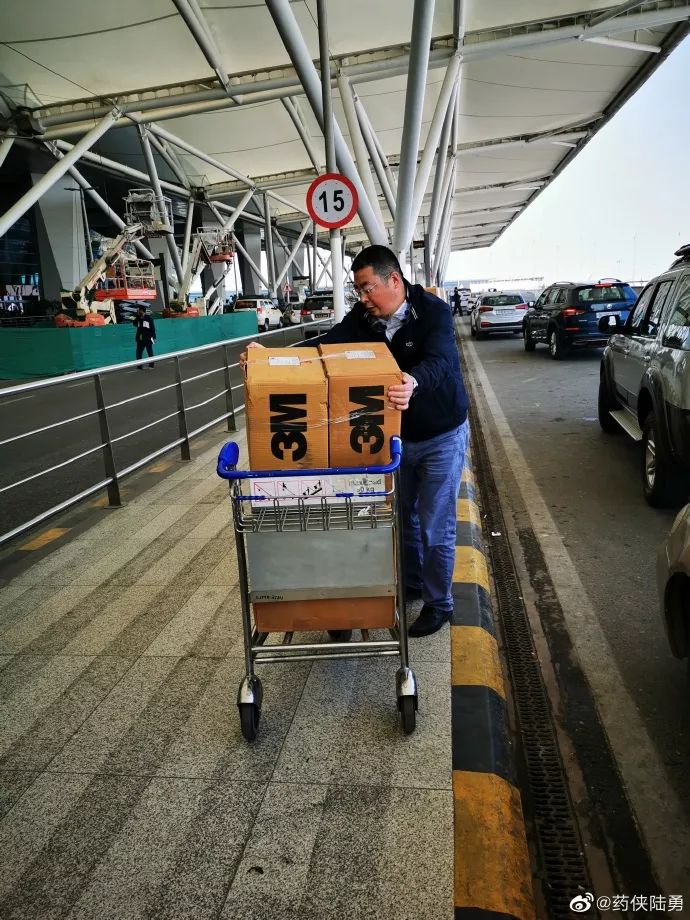 他在印度坐着三轮车狂奔,就为了抢3000个口罩……