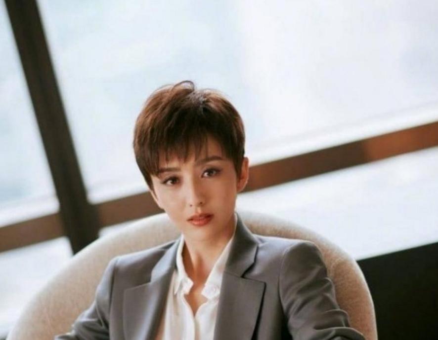 佟丽娅剪短发，Baby剪毛刺，周冬雨剪寸头，看到图四：帅哭了