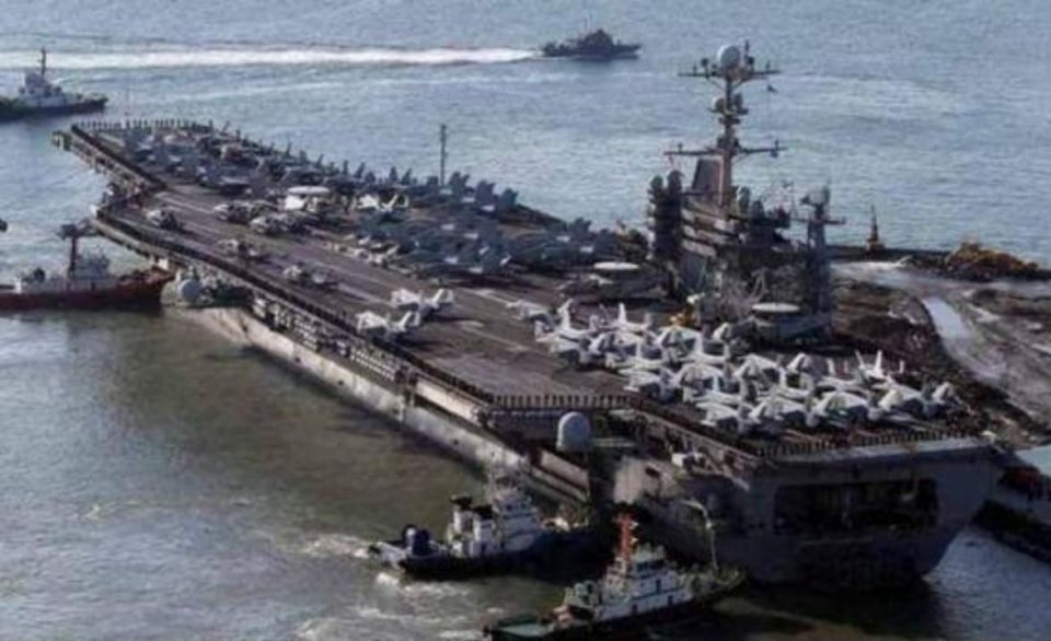 海啸能摧毁航母吗，航母在深海航行,若遇到狂风巨浪,会被掀翻么