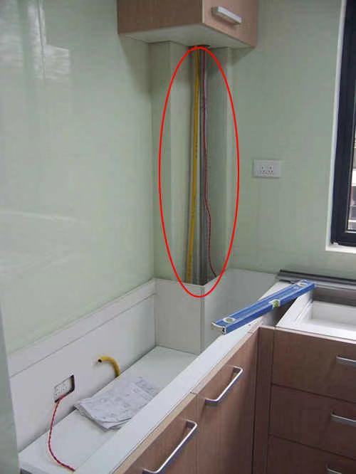 厨房燃气管外露手工遮挡,燃气管外露柜子