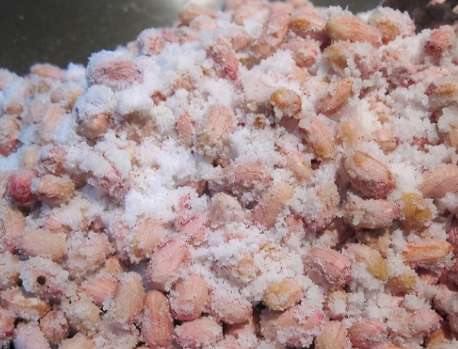 盐炒花生又香又脆,花生放白糖炒