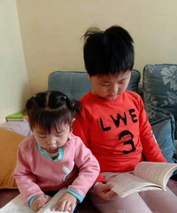 “你怎么下得了手”，妹妹被哥哥掐得浑身是伤，宝妈质问反遭打脸