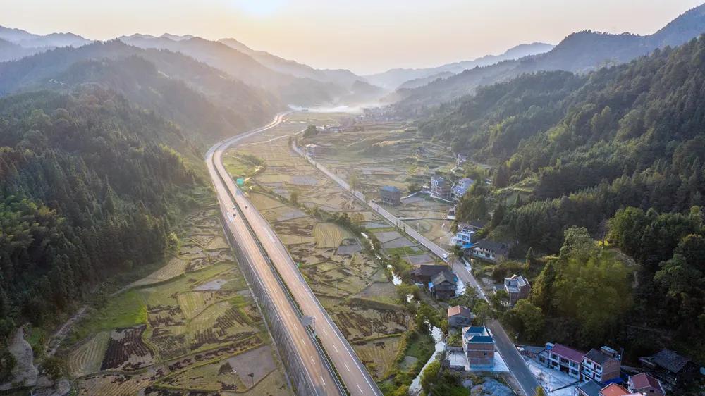 贵州是如何强势逆袭的,贵州突飞猛进的发展