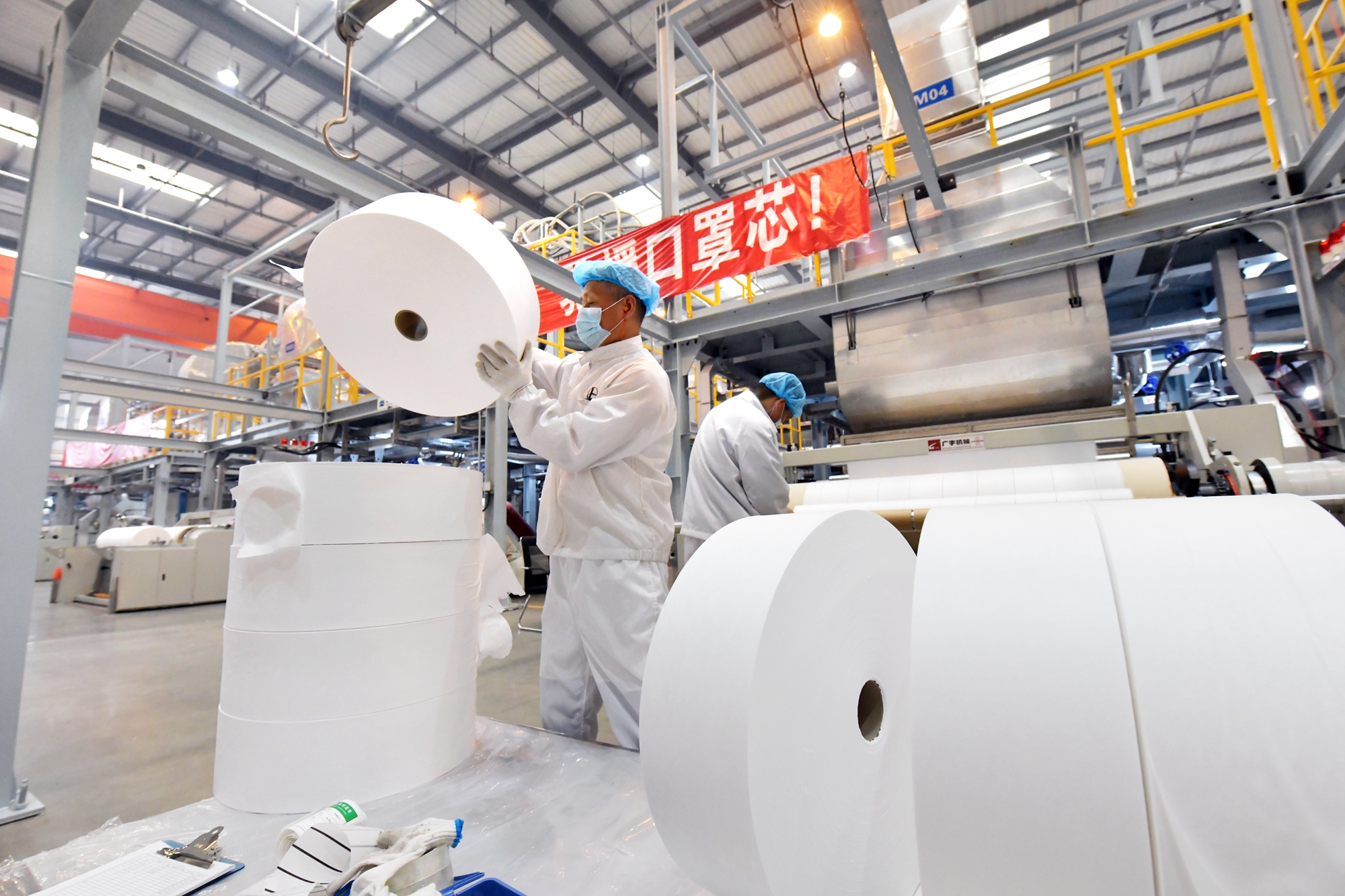 宝妈们发现部分尿不湿涨价了,化妆品卫生巾也要涨?先别急着囤!