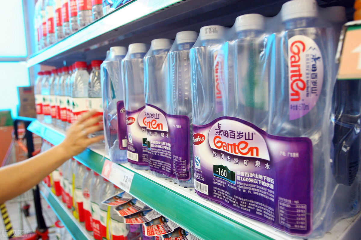 依云矿泉水纪念版,1500块钱一瓶左右的依云矿泉水