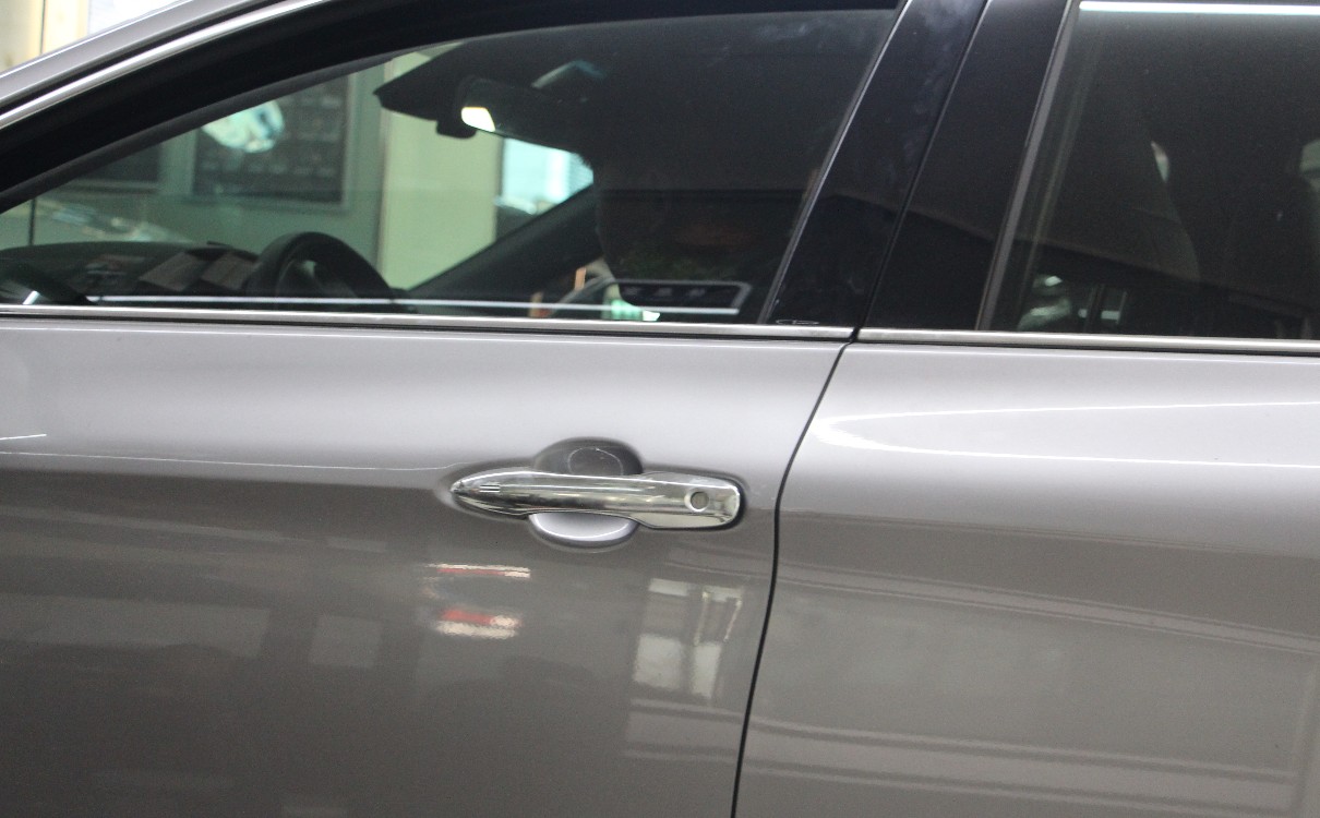 车门凹陷是钣金喷漆还是做无痕,完整车门凹陷无痕修复视频