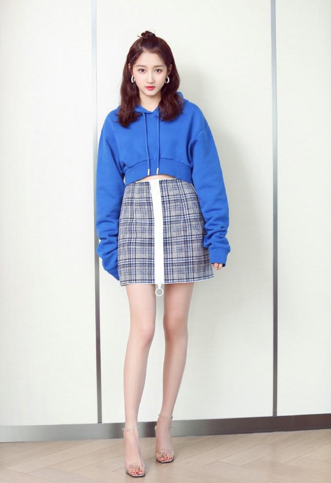 关晓彤与娜扎同台造型被粉丝吐槽,关晓彤红毯造型vs迪丽热巴