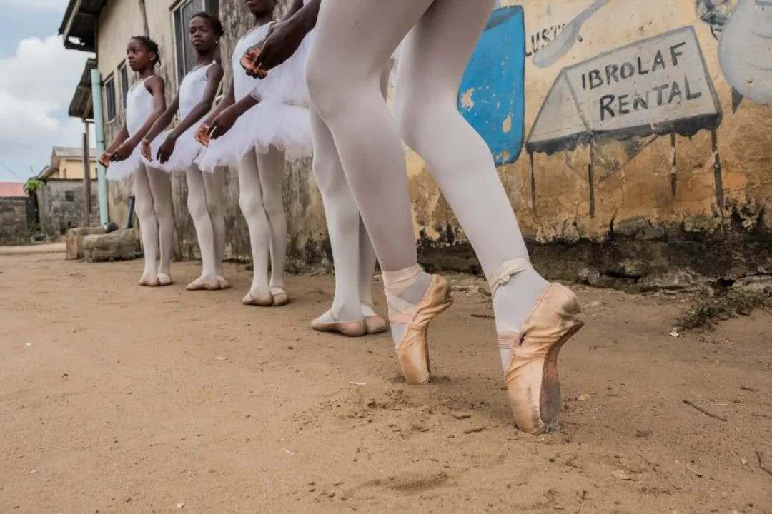 非洲11岁男孩雨中赤脚舞芭蕾,获美青睐:中年的你,还相信梦想吗
