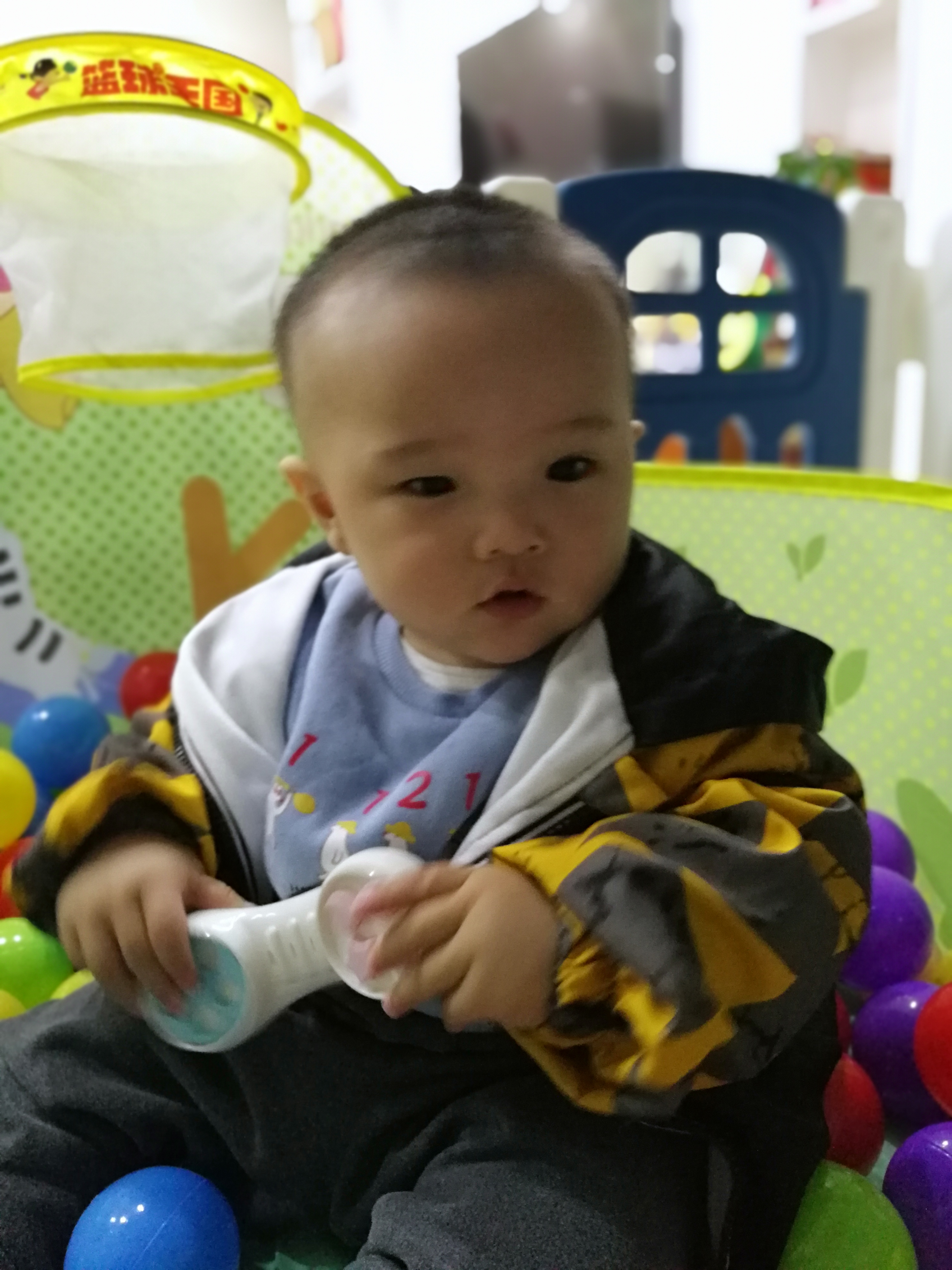 婴幼儿突然爱抓人，宝妈该如何教育？