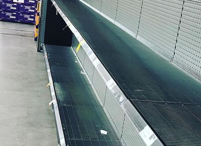 澳民众因病毒在全国范围恐慌抢购，有人抢240卷厕纸，超市被扫空